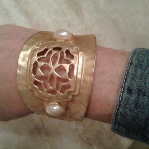 Gold toned and faux pearl bracelet is one for day or night in flawless condition